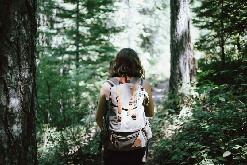 Wanderin mit Rucksack